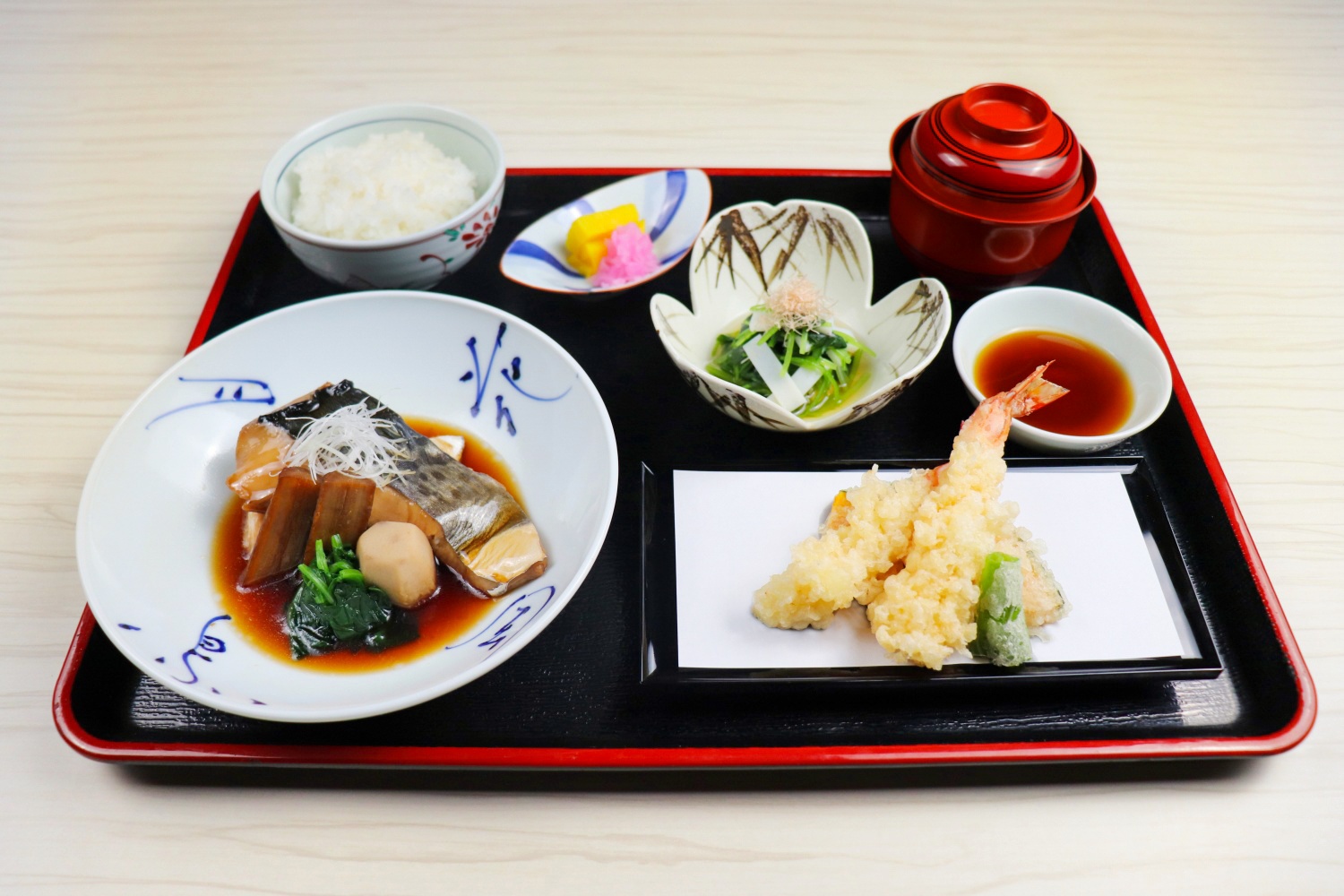 公式 日本料理 魚月 Nazuki お昼の時間ですよーーー 今日ご紹介するのは 煮魚御膳 です 煮 魚の身がフワフワで 口に入った瞬間お出汁がジュワ っと広がります 急に涼しくなって ちょっとだけ冷えた身体に沁みまくる 今日の魚