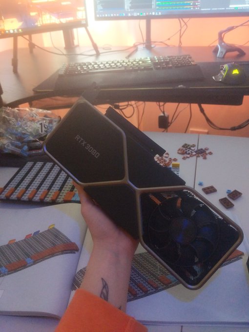 this is a weird lego piece https://t.co/gr6Ym6UYEV