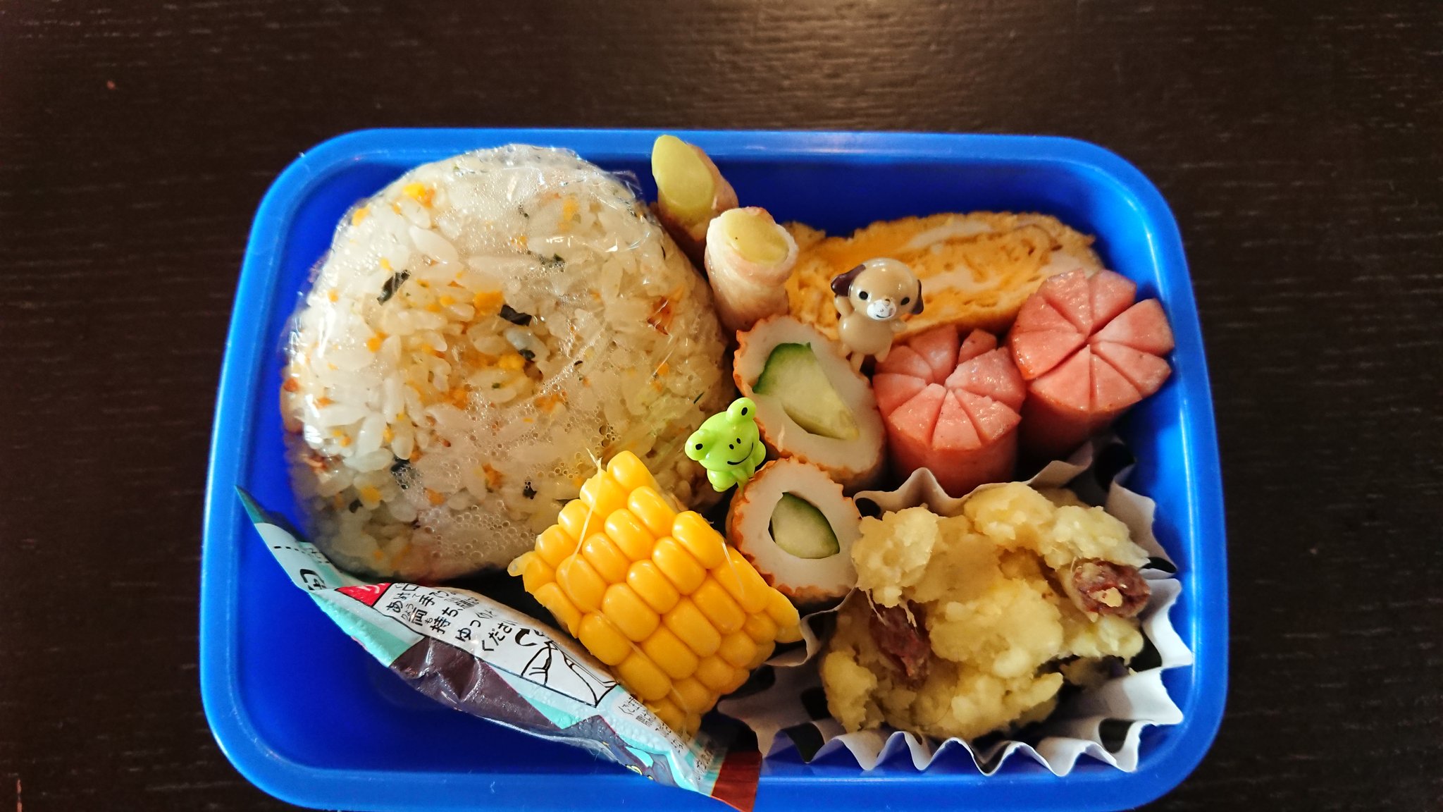 Miinoママ 本日の お弁当 おにぎり 玉子焼き ウインナー ちくわきゅうり 豚肉のアスパラ巻き とうもろこし スイートポテト風さつまいも 今日は 十五夜 すすきが何処にもなくてお団子だけ買ってきました 今日はお天気も良いし 綺麗な お月様 が