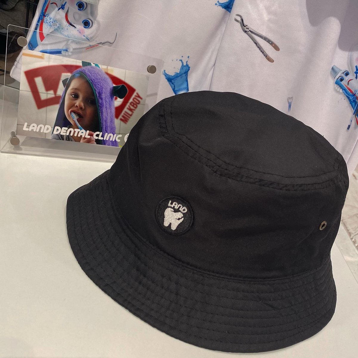 land_osaka's tweet photo. 【TOOTH HAT】
color:ブラック
size:free
#milkboy
#landbymilkboy
#tooth
#byt
#brushyourteeth
#landdentalclinic
#dentalclinic
#nylonhat
#hat
#buckethat
#limitededition
#umeda
#umedaest https://t.co/n1ScoPPx07