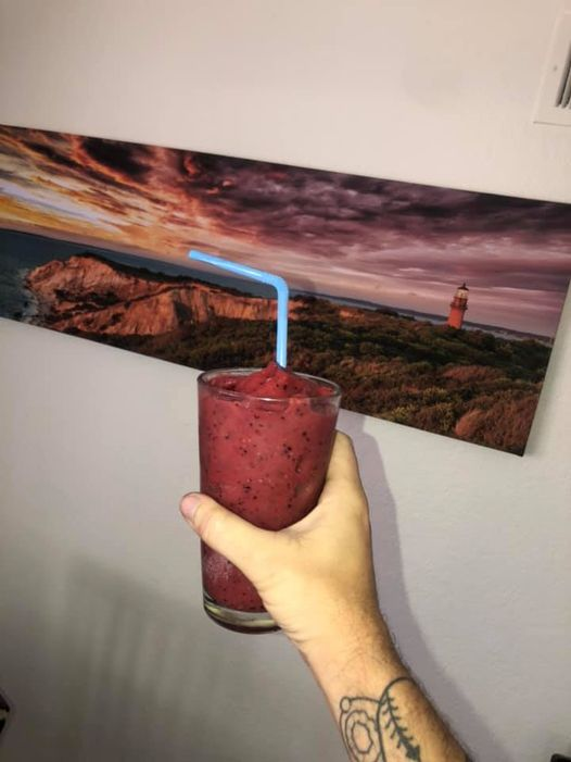 whollycal's tweet photo. 3 leaves blended cannabis micro greens 
🍓 🥭 🍍 🍑 
Blueberries 
Splash of warm water and honey 
Have a great day fam, remember stay positive and focused, we attract what we think about. “The power of thought manifests itself into reality”.
🔥 https://t.co/q3QGrt7sxK