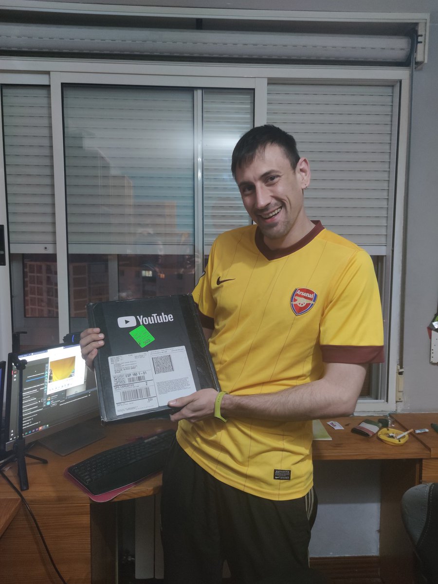 El_Lyndon's tweet image. Cuando miro a colegas alcanzar sus metas soy muy feliz. Mi querido Calasa es más que eso, es un amigo, hermano, carnal. Es entregado, apasionado, rojillo y a veces medio dictador. Pero se merece esa sonrisa y muchas más. ¡A por el millón compadre! Gracias por tu generosidad.