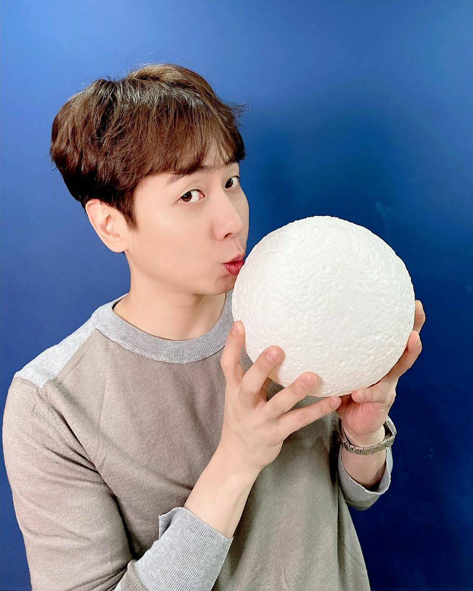 6legends's tweet photo. [Andy insta] Lets make a wish together with Andy during full moon😘🙏🌕
⠀
#ANDY #SHINHWA #fullmoon #Chuseok https://t.co/Ymd8E7dgCH