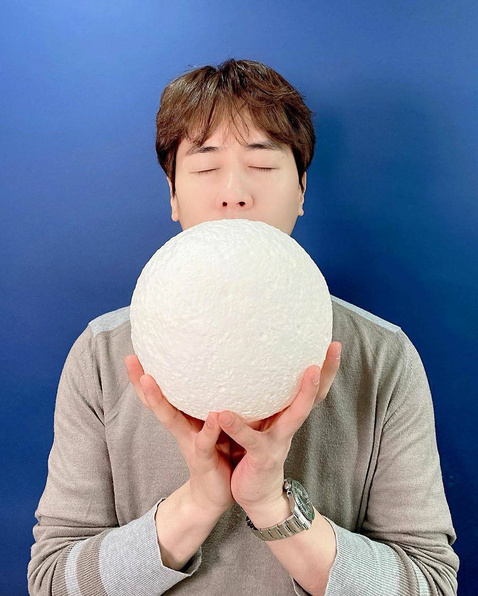 6legends's tweet photo. [Andy insta] Lets make a wish together with Andy during full moon😘🙏🌕
⠀
#ANDY #SHINHWA #fullmoon #Chuseok https://t.co/Ymd8E7dgCH