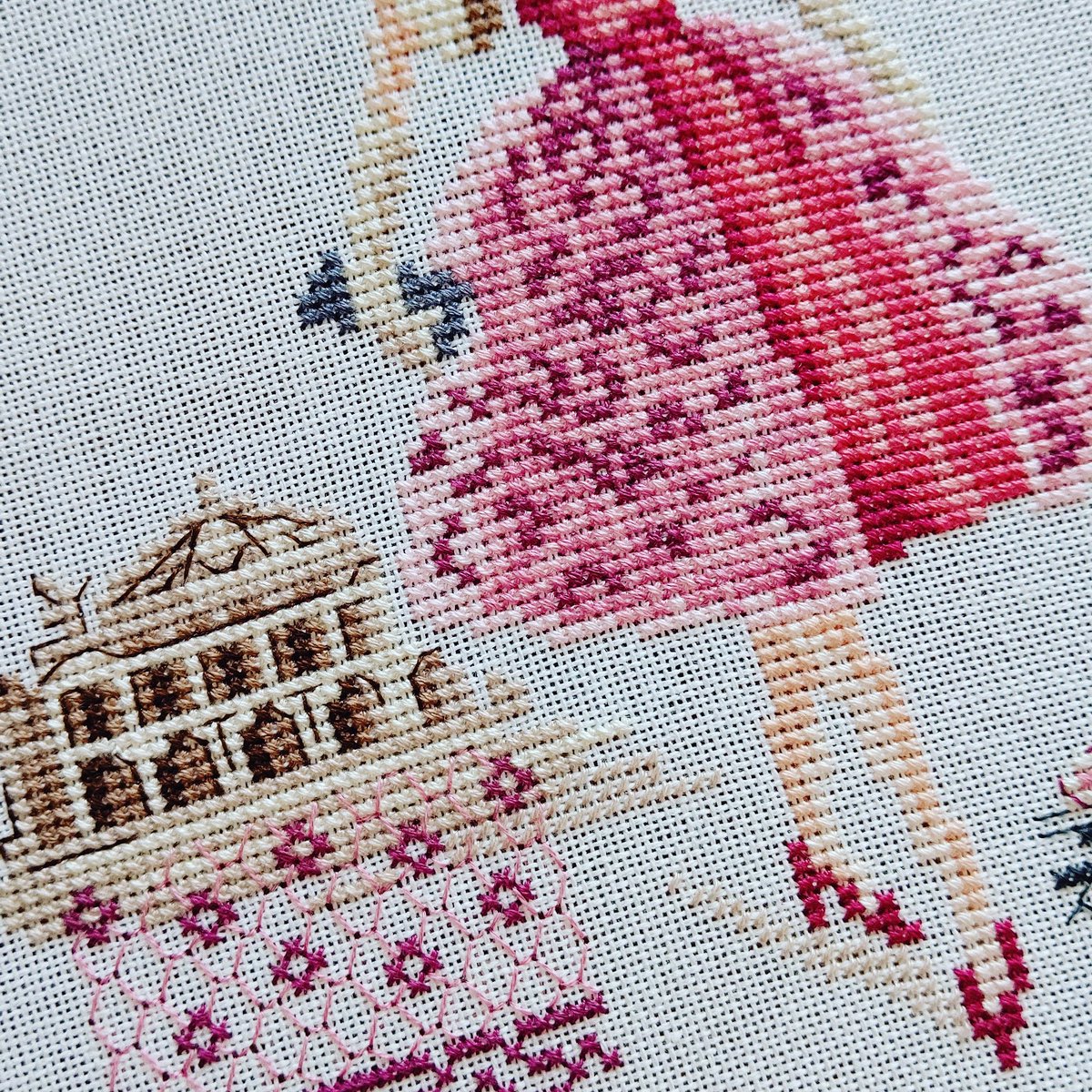 ⠀ ピンク色が刺したくて💗⠀ エレガントなお姉さんをステッチしてい