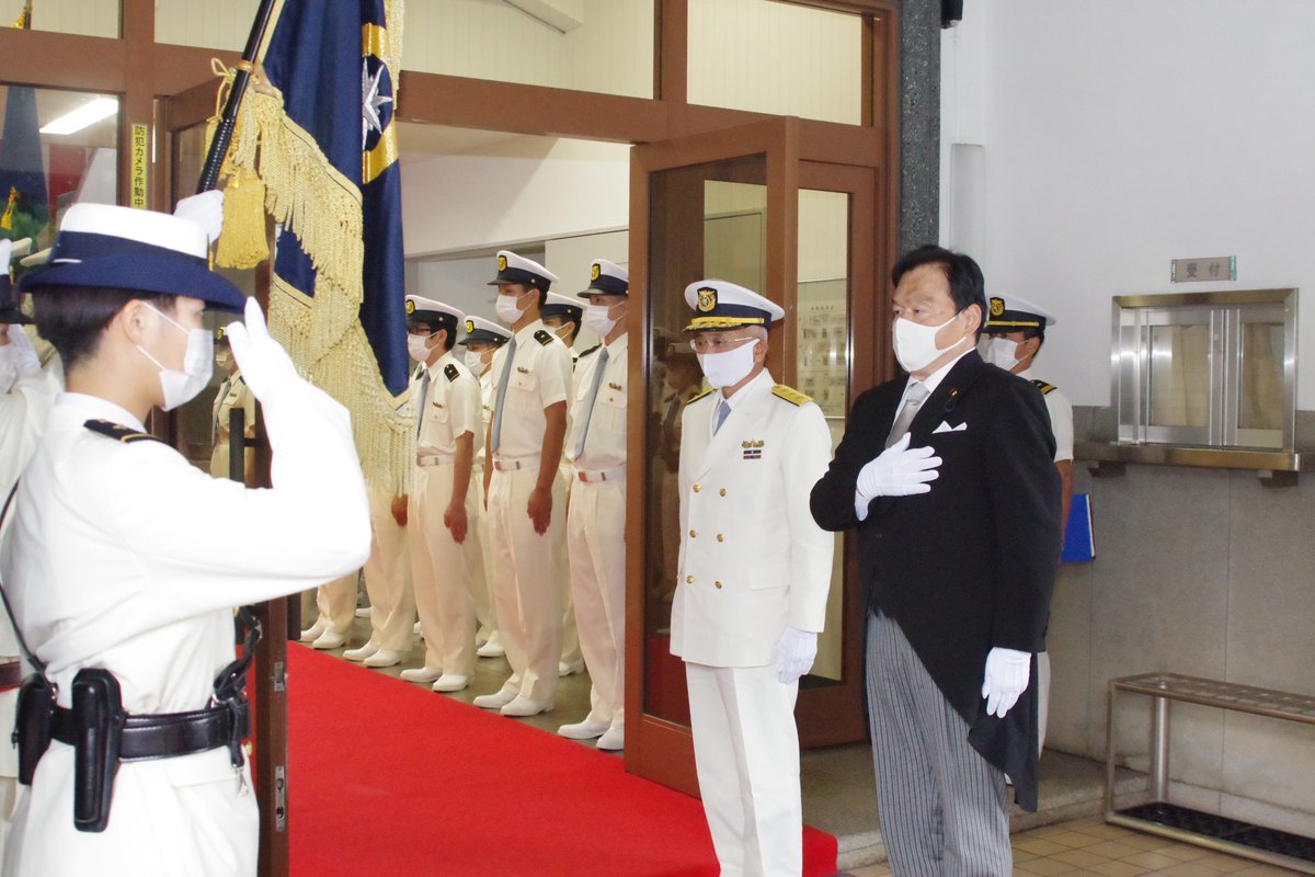 国土交通省 Twitter પર 9月26日 土 赤羽大臣は京都府舞鶴市で行われた海上保安学校卒業式に出席しました コロナ対策を講じた本式典において 厳しい学生生活を耐え抜いた卒業生に対し 赤羽大臣が熱い激励を送りました 卒業式の様子はこちら T Co