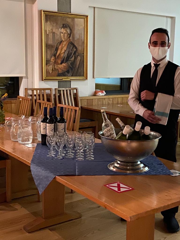 LucyCavColl's tweet photo. At Lucy Cavendish College we know how to #staysafe and #staysocial too! The undergraduates enjoyed a wonderful matriculation supper in Warburton Hall thanks to our fantastic kitchen staff and dedicated tutorial team #staysafecambridgeuni #matriculation2020 https://t.co/XXvoROTRLd
