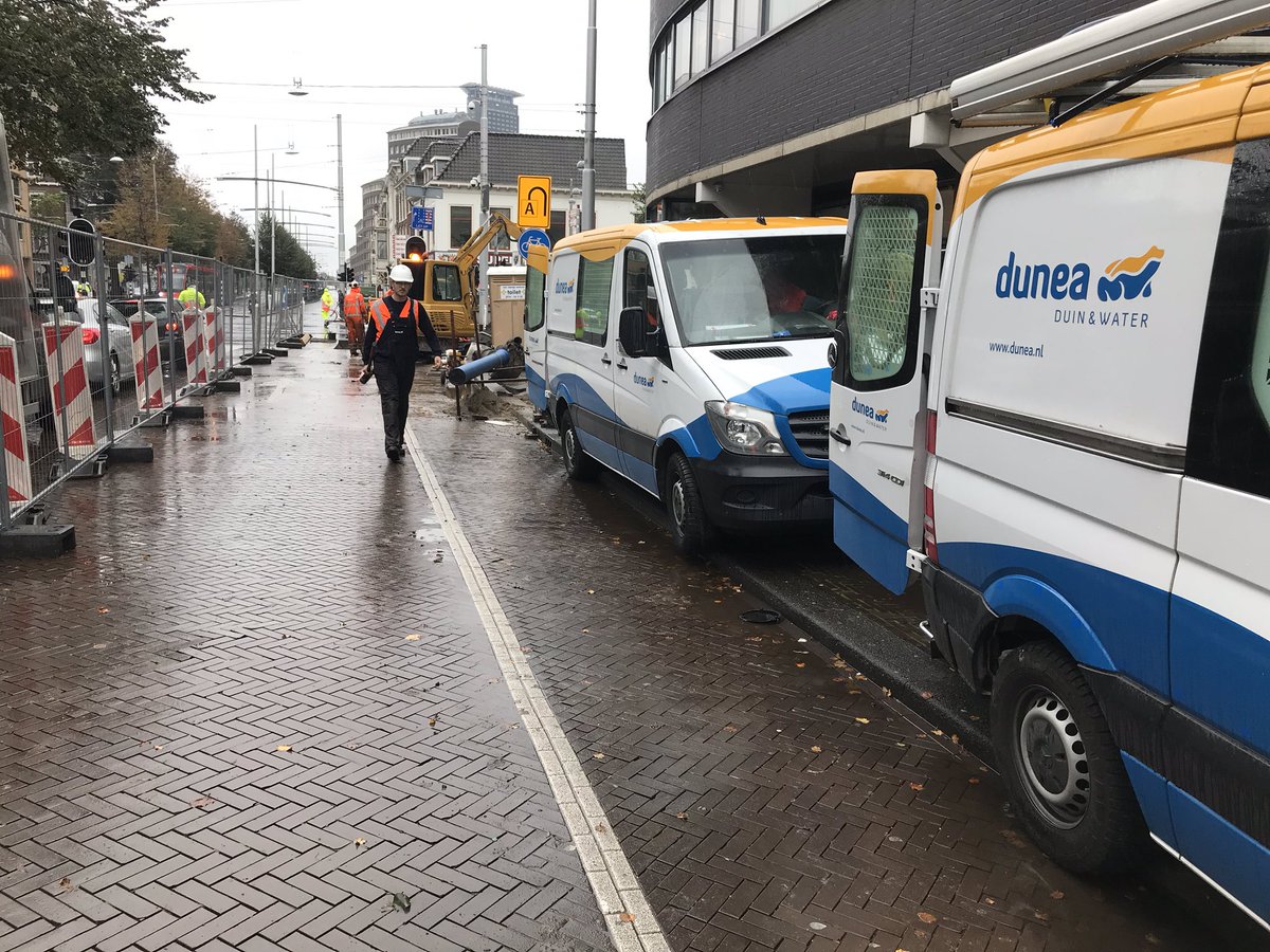 MichelHelgers's tweet photo. Vandaag op het drukste kruispunt in Den Haag, het Spui, wordt een grote reconstructie uitgevoerd (300 mm leiding) Na drie dagen voorbereiden is vandaag de nieuwe leiding aangebracht. #dunea https://t.co/FNsk51lYGV