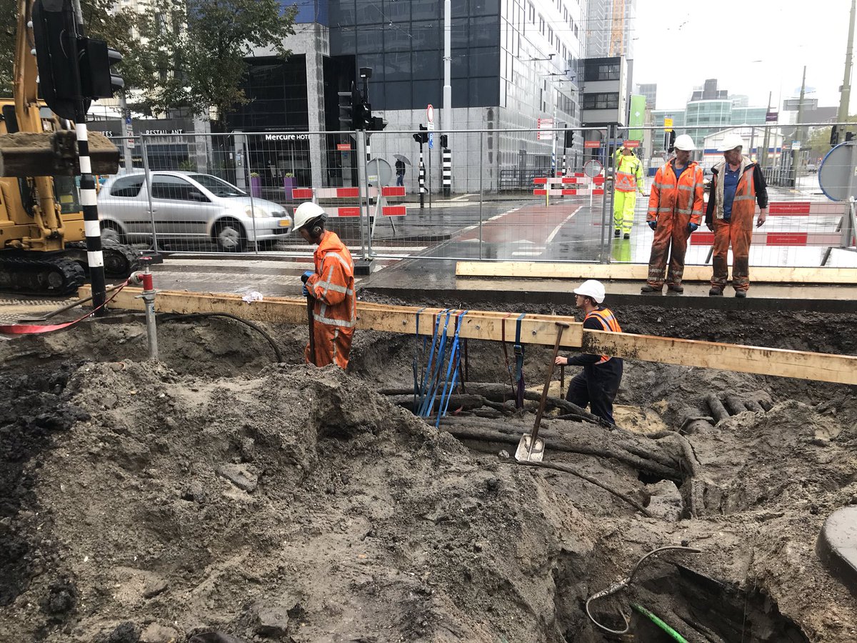 MichelHelgers's tweet photo. Vandaag op het drukste kruispunt in Den Haag, het Spui, wordt een grote reconstructie uitgevoerd (300 mm leiding) Na drie dagen voorbereiden is vandaag de nieuwe leiding aangebracht. #dunea https://t.co/FNsk51lYGV