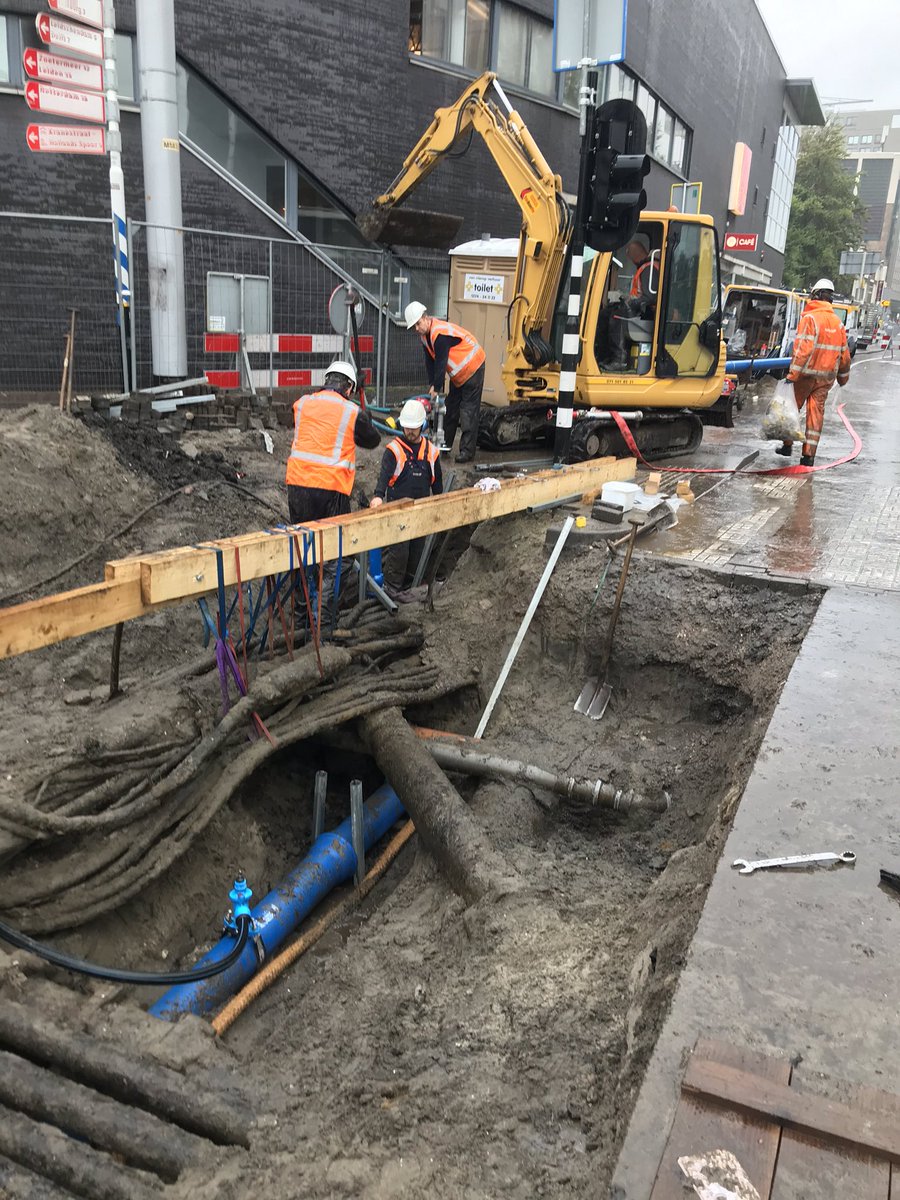 MichelHelgers's tweet photo. Vandaag op het drukste kruispunt in Den Haag, het Spui, wordt een grote reconstructie uitgevoerd (300 mm leiding) Na drie dagen voorbereiden is vandaag de nieuwe leiding aangebracht. #dunea https://t.co/FNsk51lYGV