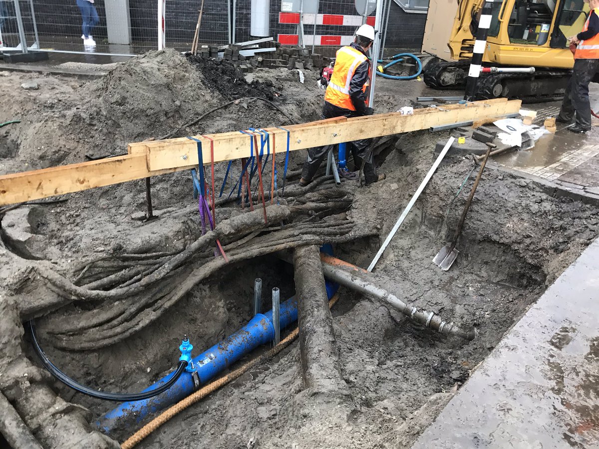 MichelHelgers's tweet photo. Vandaag op het drukste kruispunt in Den Haag, het Spui, wordt een grote reconstructie uitgevoerd (300 mm leiding) Na drie dagen voorbereiden is vandaag de nieuwe leiding aangebracht. #dunea https://t.co/FNsk51lYGV