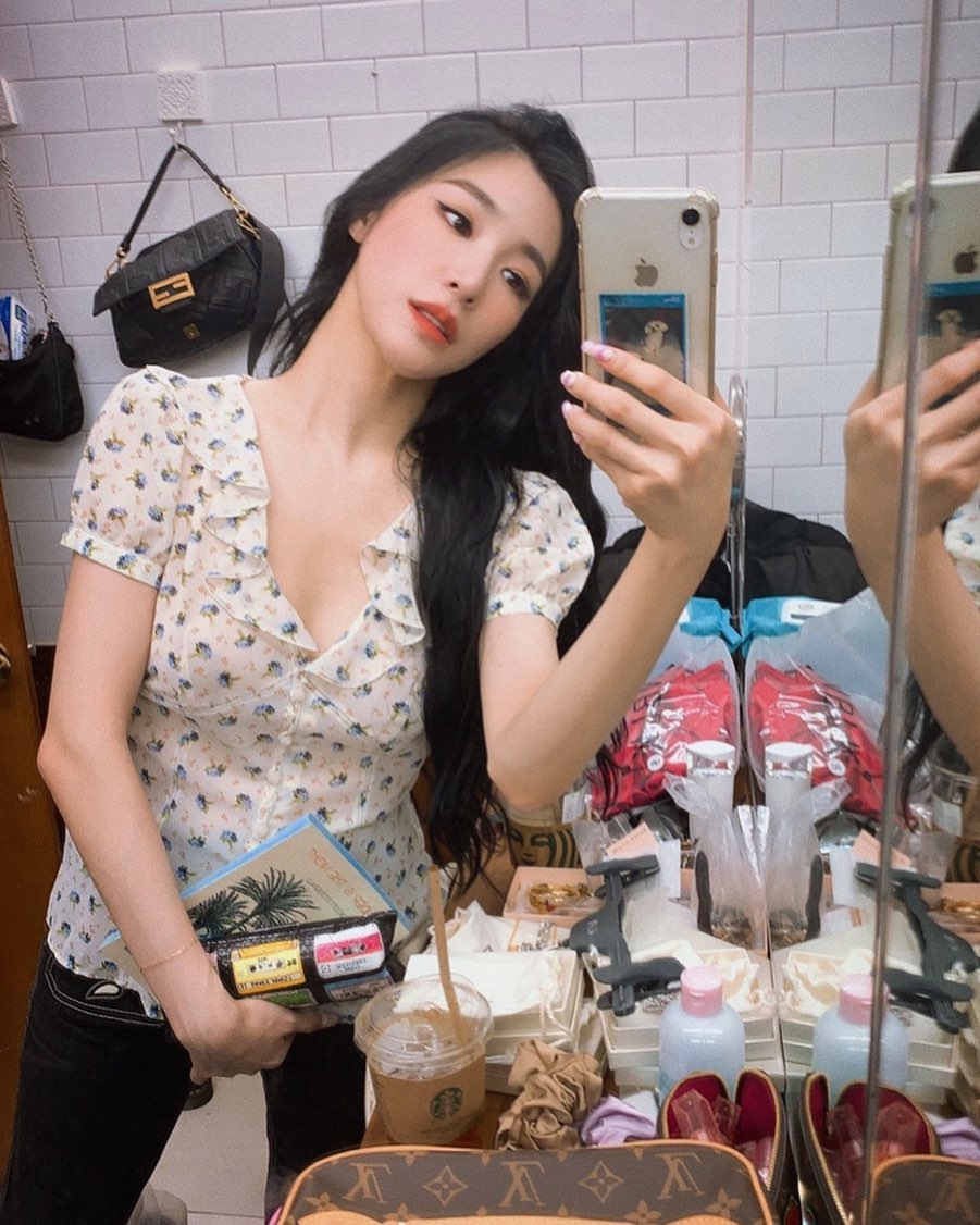 stepinq's tweet photo. [INSTAGRAM] tiffanyyoungofficial: happy 추석 🌕✨ https://t.co/xyVZbdEReG https://t.co/y4PLv0ELCg