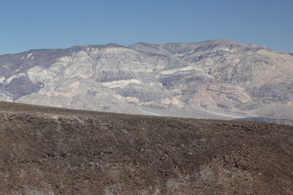 FatherFantaskis's tweet photo. @FossilLocator Well here's my first #Rocktober offering, against item 22 #Mountains.
Amazing thrust nappe structure in the #Panamint valley from Sep 2017 (suspect it won't have changed that much since). https://t.co/LctTbW2PzZ