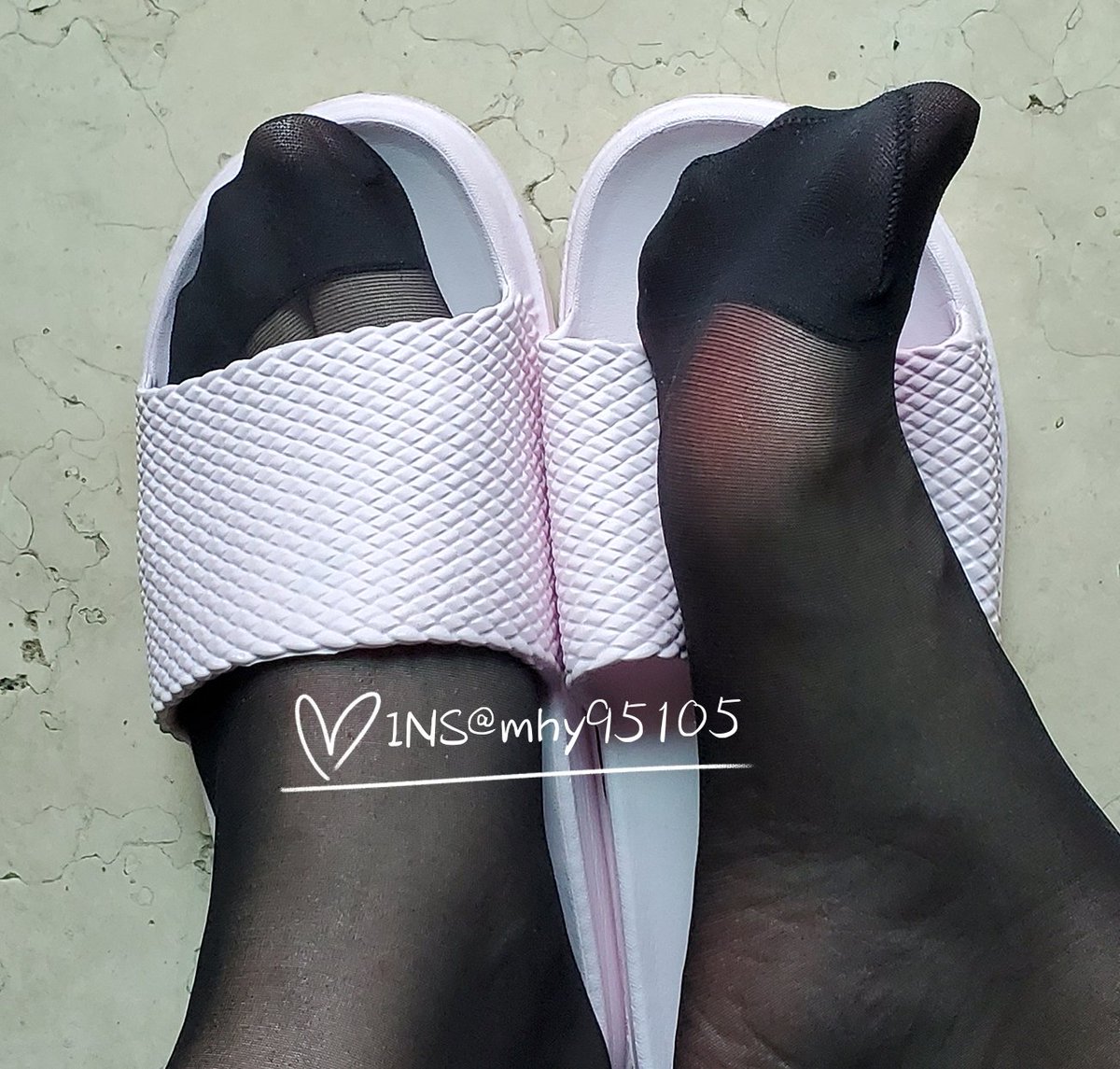 久违的黑丝😂
#丝袜  #恋足 #발가락 #발 #팁토 #絲襪  #feet #prettysoles  #myfeet #footmodel #footgoddes  #toes 
#nylonfeet #pantyhose 
 #pantyhosefetis #nylonfetish