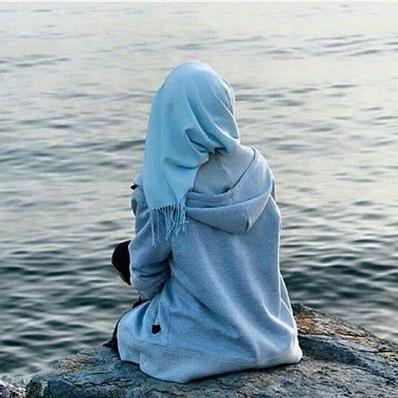 "وملأتُ روحي منكَ حتى لم يَعُد
مني لروحي موضعٌ ومكانُ
ما ذَابَ من فَرْطِ الهوى بك عاشقٌ
مثلي ولا عَرَفَ الأسى إنسانُ
قالوا هَجَرتَ فقُلتُ إنّا واحدٌ
وكَفى وِصالًا ذلكَ الهِجرانُ
هو موطني وله فؤادي موطِنٌ
أتَفرُّ من أوطانها الأوطانُ ؟"  لقائلها