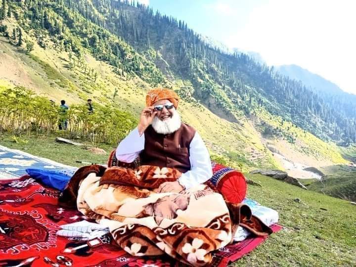 وقت نےثابت کیاکہ بلیک میلنگ کےلئےبنایاگیانیب وہی زبان سمجھتاہے، جس میں مولانانےجواب دیا۔نیب نےحکمرانوں کےایماپرملک سےقانون اور اخلاقیات کاجنازہ نکال لیا،اسلئے اب مولانا بھی اس طرح کی تصاویر شیئر کرکے پیغام دے رہا ہےکہ ہمت ہےتوگرفتار کرکے دکھا دو۔ جواب میں نیب بھیگی بلی بن گئی۔