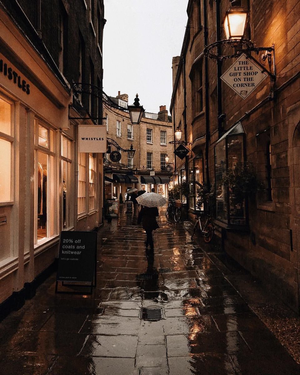 here’s a lil side street in london with some cute cafes and shops. very aesthetic