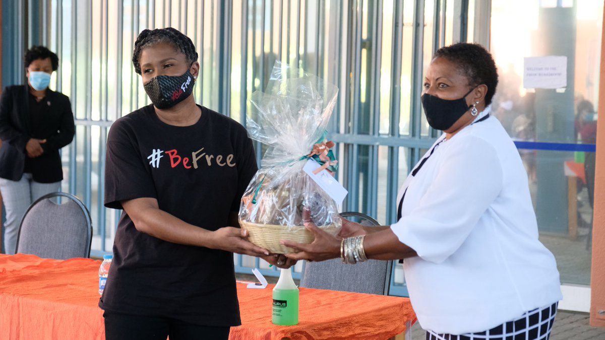 The Covid-19 pandemic has vividly highlighted how much society depends on essential workers. Yesterday, at the National Training Centre, FLON handed over appreciation care packs to contact tracers on behalf of President  @hagegeingob to recognize and value their work.-Thread-