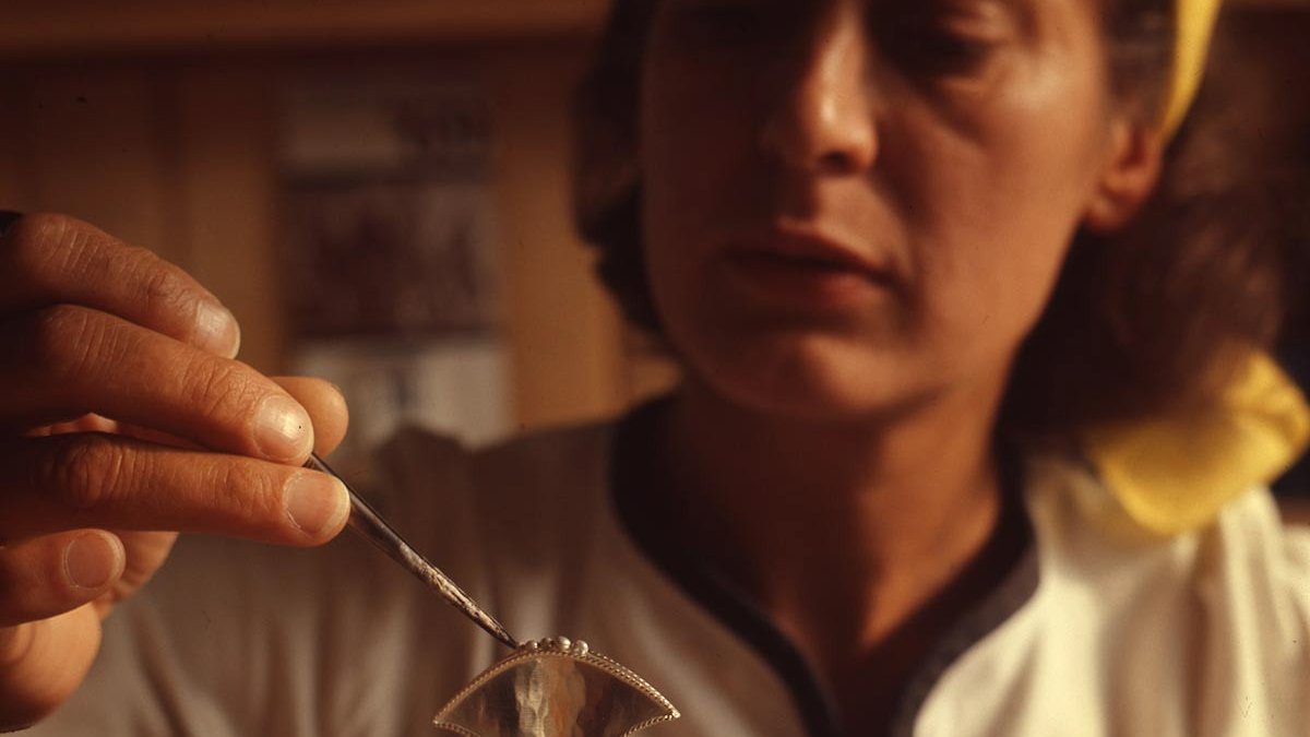 Att tala med silver. Onlineföreläsning där Elin Thomasson berättar om Hälsinglands museums arbete med att förmedla berättelsen om Rosa Taikon:
halsinglandsmuseum.se/evenemang/att-…