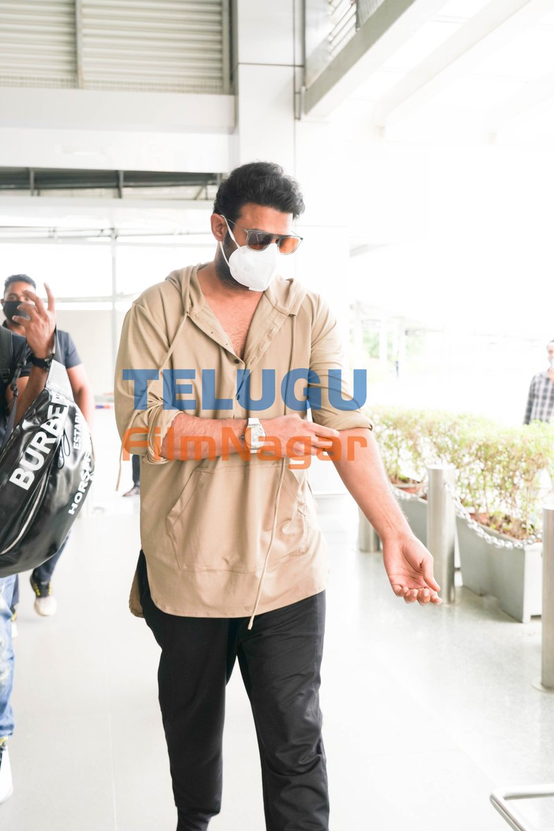 telugufilmnagar's tweet photo. Darling #Prabhas looks dashing as he gets papped📸 at Hyderabad Airport! 🔥😎

#RadheShyam #DarlingPrabhas #Tollywood #TeluguFilmNagar https://t.co/BFu99PR7FS