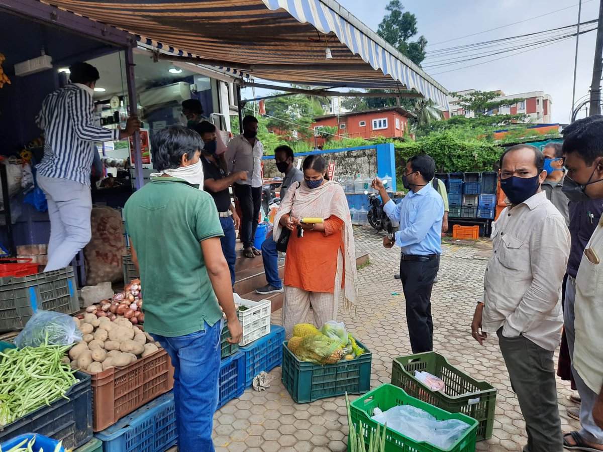 mangalurucorp's tweet photo. In continuation of ward visits, Honorable Mayor Shri Diwakar Pandeshwar and Commissoner Shri Akshy Sridhar inspected ward no 30- Kodialbail in the presence of Ward Corporator Shri Sudhir Shetty on 30th Sep 2020.
#MCClimits https://t.co/aeIik2E0YR