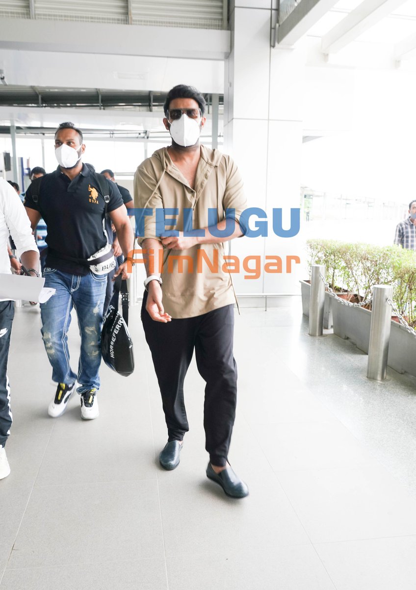 telugufilmnagar's tweet photo. Darling #Prabhas looks dashing as he gets papped📸 at Hyderabad Airport! 🔥😎

#RadheShyam #DarlingPrabhas #Tollywood #TeluguFilmNagar https://t.co/BFu99PR7FS
