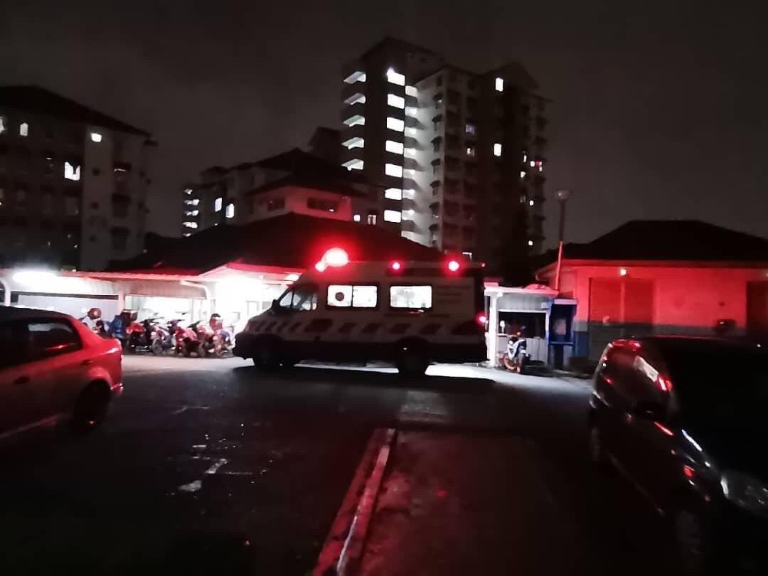 redzuanNewsMPB's tweet photo. Hanya kedengaran dua rangkap Azan (Allahu Akbar dan Ashadu alla illaha illa Allah) dan  kemudian terhenti. 

Bilal/penghuni apartment Sri Ixora Seksyen 27 Shah Alam meninggal dunia pagi tadi ketika sedang laungkan Azan Subuh. https://t.co/ESybHrCjnf