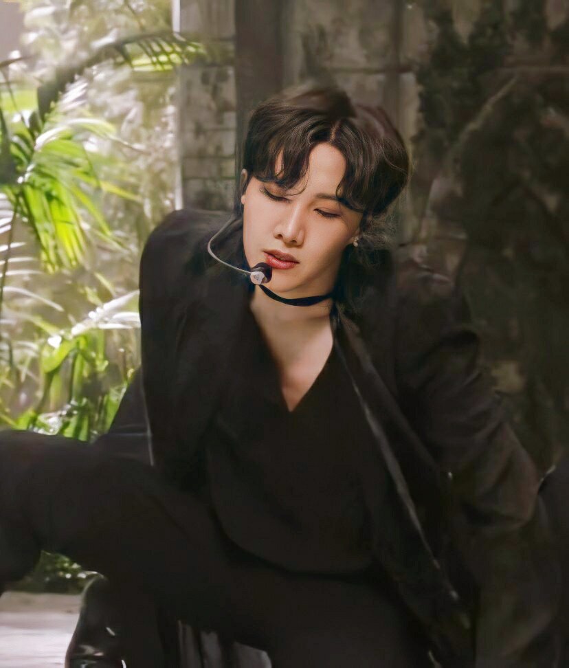 SopeforSoul's tweet image. everyone please look at hoseok.