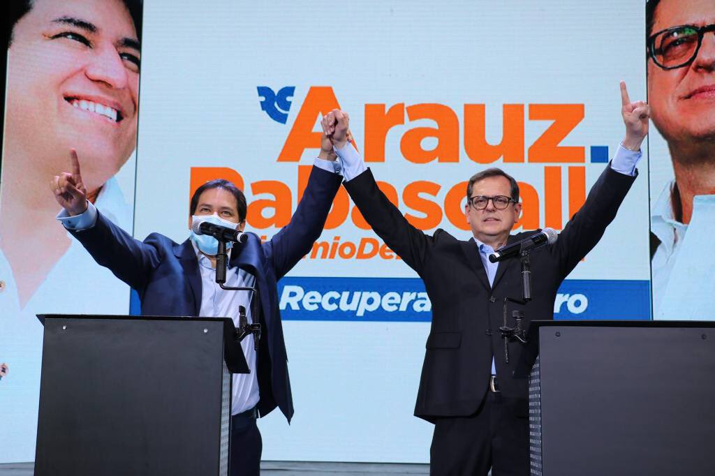 JBabahoyo's tweet photo. Lo logramos!! Una noticia alentadora para hacer aún más fuerte esta victoria el 7 de Febrero. Hoy 30 de septiembre nuevamente a triunfado la democracia!! 
Una sola vuelta #ElBinomioDeLaEsperanza hoy más que nunca unidos!! 
@MashiRafael @ecuarauz @rabascallcarlos https://t.co/jXCXewXkb1