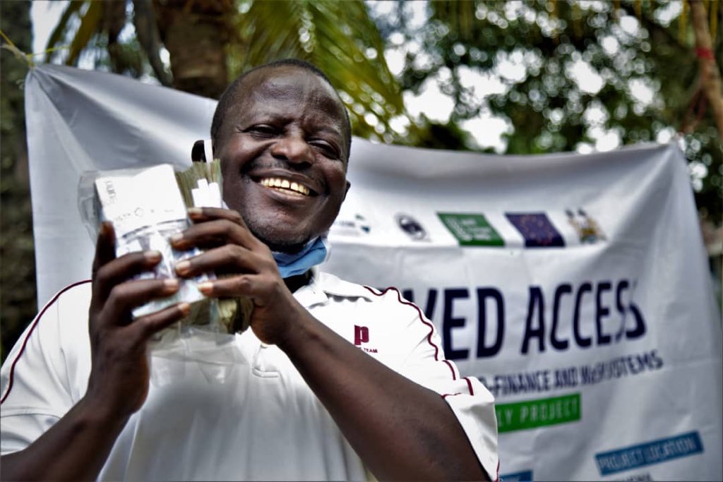 JosephAyamga1's tweet photo. Disbursement of Microfinance to 100 VSLA groups in Kenema district. With funds from the EU and Welthungerhilfe under the WASH-SELF SUPPLY Project. This will benefit 3000 members from 21000 households @WHHSLE  @SendSierraleone @Welthungerhilfe @TomVensEU @moped2020 https://t.co/Exkh2Oc5zX