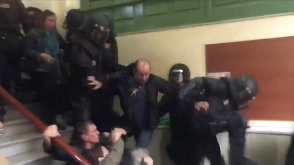 Identificat i imputat el policia de la puntada de peu voladora l'1-O a l'IES Pau Claris
bit.ly/3jhN5ag