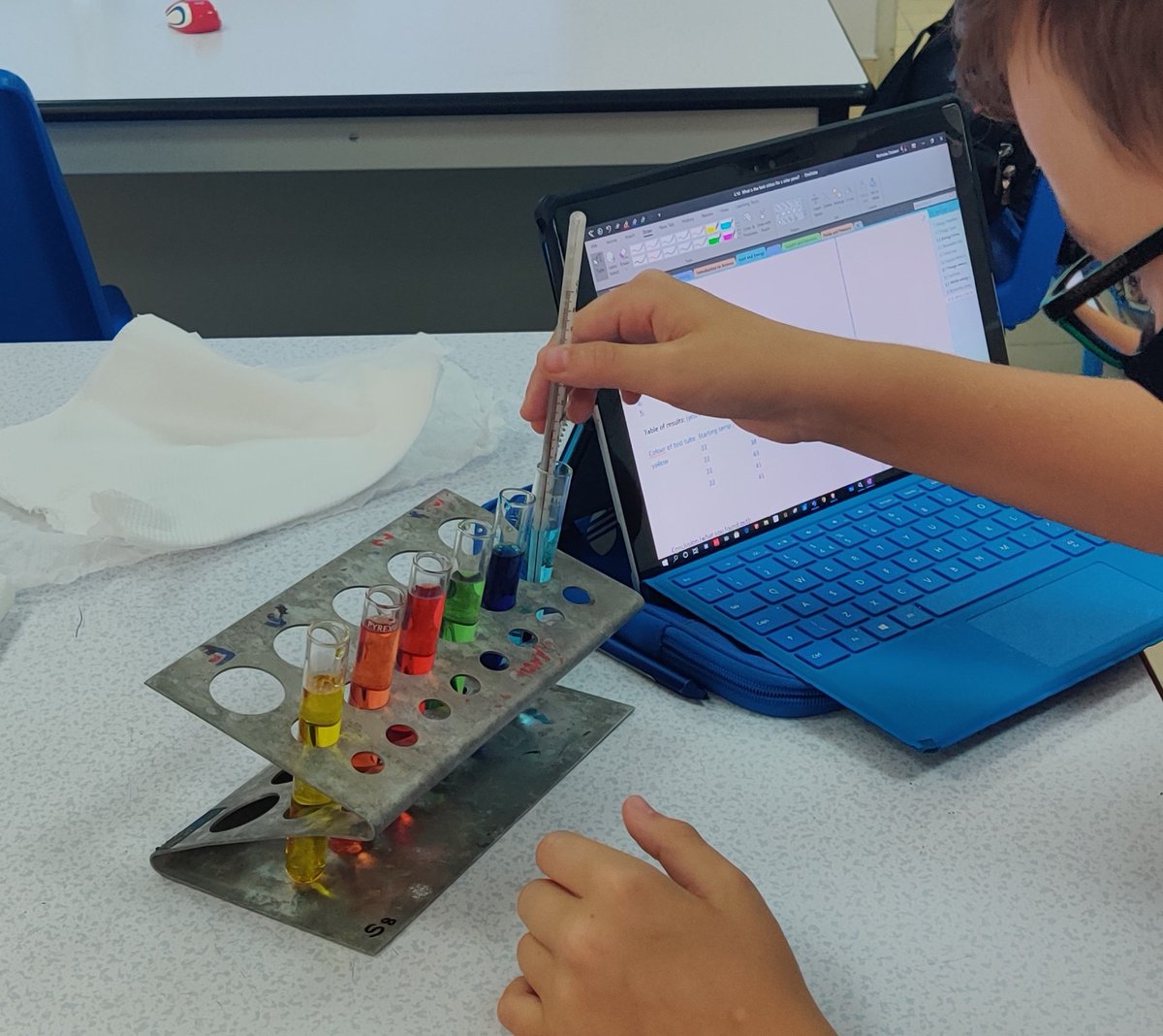 JESSScienceDept's tweet photo. year 8 investigating which colour would absorb the most energy as a solar cells Using their Scientific skills and breaking out of the classroom. #RenewableEnergy #ScienceOutside #JessCriticalThinking https://t.co/U1gPTz5OMZ