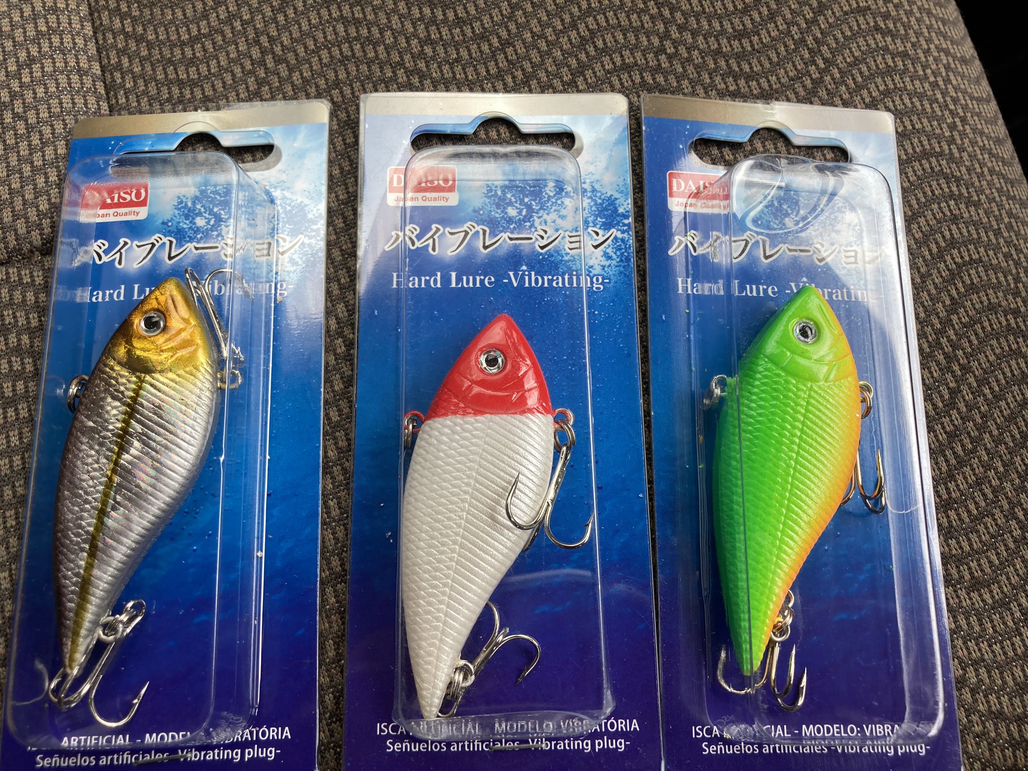 沖縄のブラチャティ そろそろ太刀魚の季節 ダイソーにバイブレーション売ってたから3個買った 近々調査しに行くか これで釣れたら沖縄のダイソーからバイブレーションなくなっちゃうかもなぁ 過去にバイブレーションで太刀魚釣った動画