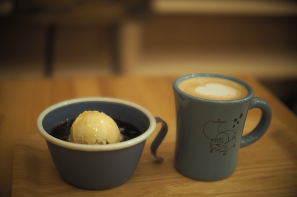 𓃰 花澄 𓃱 𝙺𝙰𝚉𝚄𝙼𝙸 𓅰 今日オープンの 珈琲や へ 世界中の豆が 珈琲 ヘタレなのでカフェオレを頼んでしまい申し訳ないが説明を聞いたらデカフェもたくさんあるそうなのでチャレンジしてみようかな 牛乳を減らしたいので飲めるようになりたい