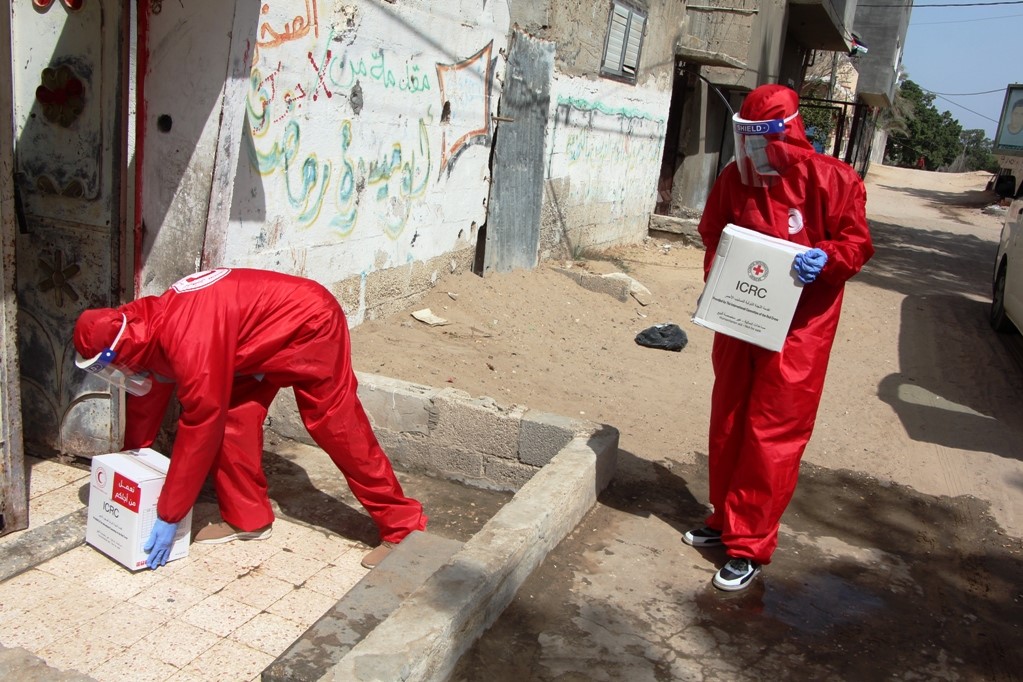 ICasaresICRC's tweet image. Once again, @ICRC_ilot partnered with our brothers and sisters of the @PalestineRCS to distribute hygiene kits to households and families observing home quarantine to prevent the spread of #COVID19 in #Gaza.