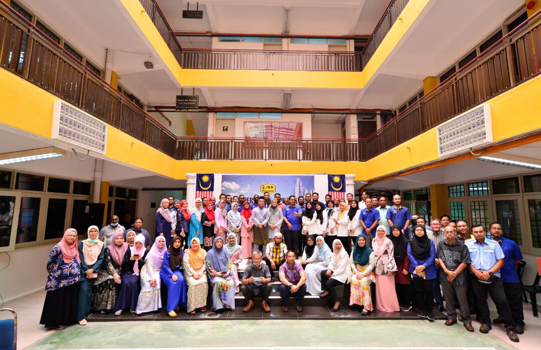 JASAMU DIKENANG...
Majlis penghargaan dan perpisahan JD <a href="/satarm_satar/">abdul satar muhammad</a>  yang bersara pada 1/10/2020

Pejabat ini menghargai segala khidmat bakti dan sumbangan beliau selama menerajui organisasi di jabatan ini. Terima kasih 

<a href="/JKRPERAK/">JKR PERAK</a> <a href="/JKRMalaysia/">JKR Malaysia</a>