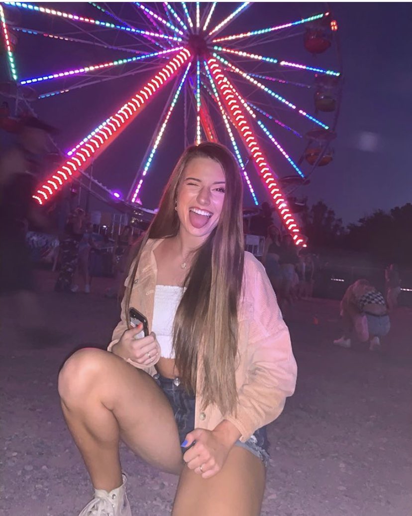karlee_big's tweet photo. Literally how is she so pretty. I’m actually OBSESSED with my little 🥵🥵 @KarleeMartinn 😍😍❤️ https://t.co/Aj3cTjMwof