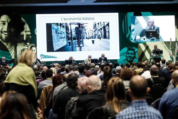 #Congiuntura #Covid19 Il #ConsiglioGenerale @fisascat a confronto sullo scenario economico e sociale. Circa 4milioni i lavoratori in attesa del rinnovo contrattuale. 
<a href="/davide_guarini/">Davide Guarini</a> Blindare previsioni contrattazione, arginare crescente fenomeno dumping 👉fisascat.it/site/news/fisa…