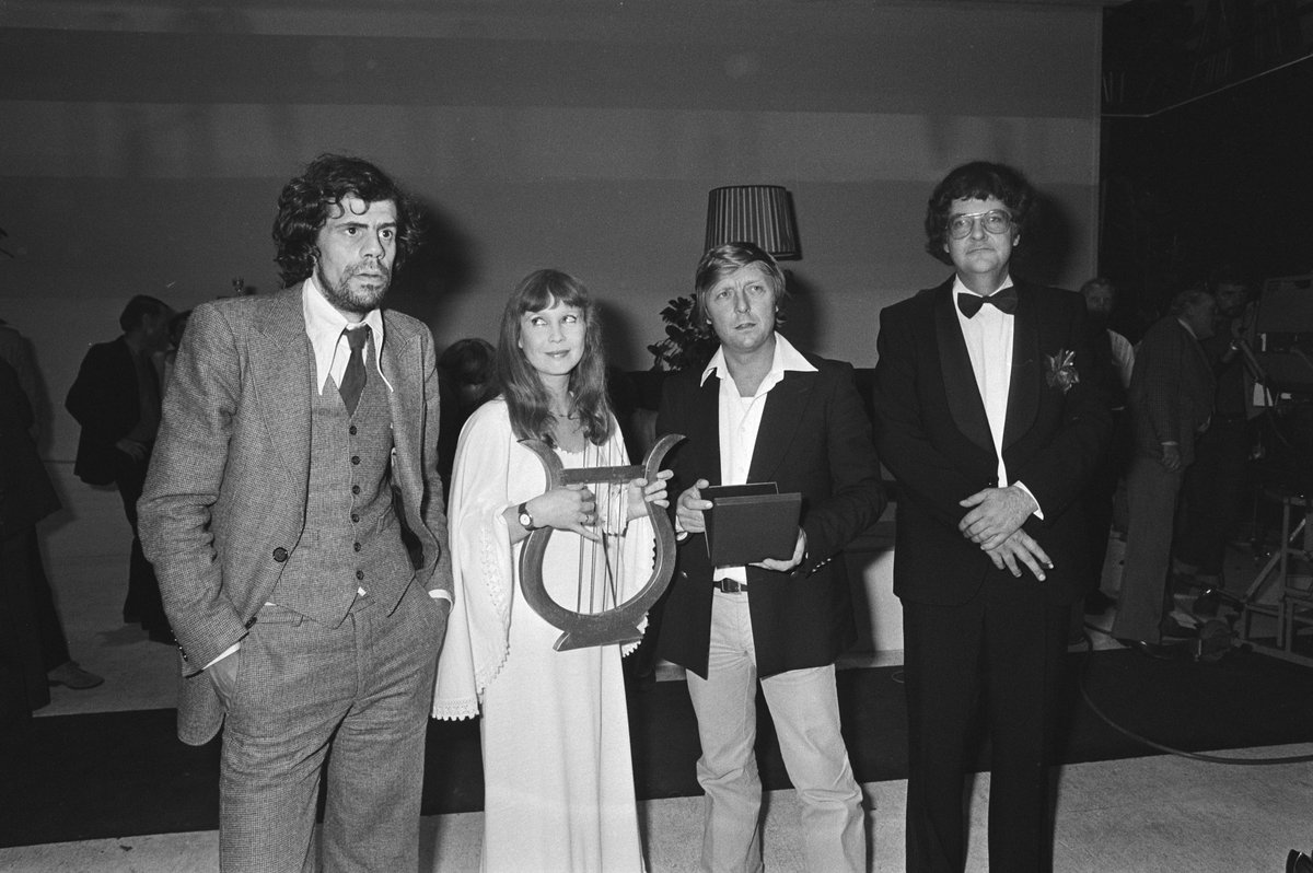 Ruim twee jaar trok ik op met acteur Joost Prinsen (hier op de foto met Wieteke van Dort en Aart Staartjes) en sprak met hem over zijn werk, zijn leven en de liefde. En toen sloeg het noodlot toe. "Mijn hemel, zing dan en zing vooral voor mij." 
bit.ly/3kZ74uL