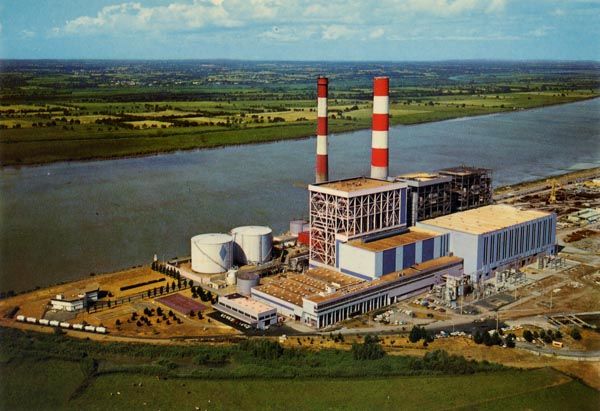 5/ En effet, la région est sous-équipée en matière de production électrique. A l’époque, sa principale source d'approvisionnement est la centrale thermique (à flamme : charbon et fioul) de Cordemais (photo), située sur la rive droite de la Loire.