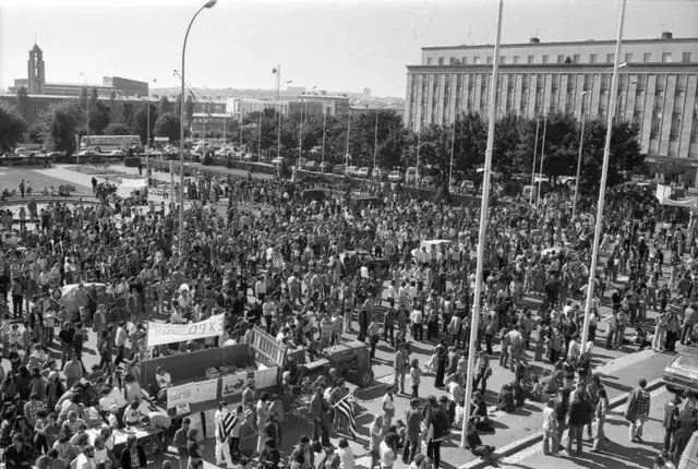 16/ En septembre 1978, les instances régionales et départementales décident alors de ne retenir que le site de Plogoff pour construire une centrale nucléaire en Bretagne. Dès les semaines suivantes, des manifestations se déroulent à Quimper et Brest (photo) notamment.