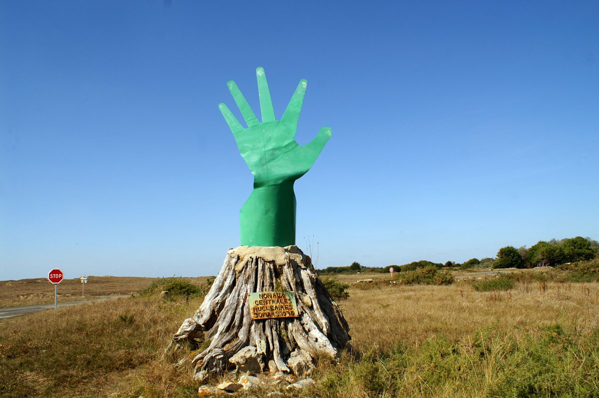 10/ Le projet de centrale à Erdeven est abandonné dès 1975 en raison de la forte opposition locale. Une sculpture en forme de main verte est érigée sur le site par les opposants. D’autres sites bretons sont encore en lice pour accueillir une centrale, notamment Plogoff.