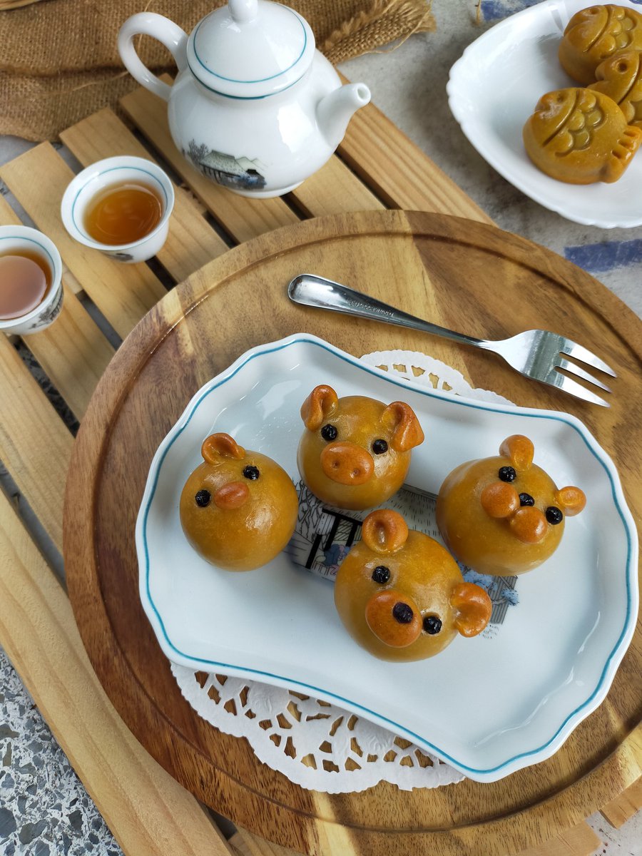 chunnyyii's tweet photo. Happy Mid-Autumn everyone!!🏮✨ These type of 公仔饼🥮 are fun to make, you can mould them into any shape but traditionally they are usually pig/fish. They are very common in my hometown!☺️✨ #bakelog https://t.co/MywZ0RvEDK
