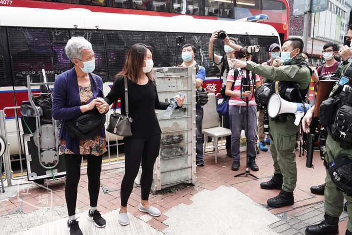 zi6Yao4's tweet photo. @YONJI85412376 The mom &amp; her daughter r warned by the #HKPolice 4 they r improper social distancing. Paper 🐰 &amp; news reading boy surrounded by police 🤷🏻‍♂️
Compared w pik 2, the governors r celebrating at reli closed distance 🙂
#SOSHK
#PoliceState
#5DemandsNotOneLess
#standwithhongkong https://t.co/2vy0yT7nOH