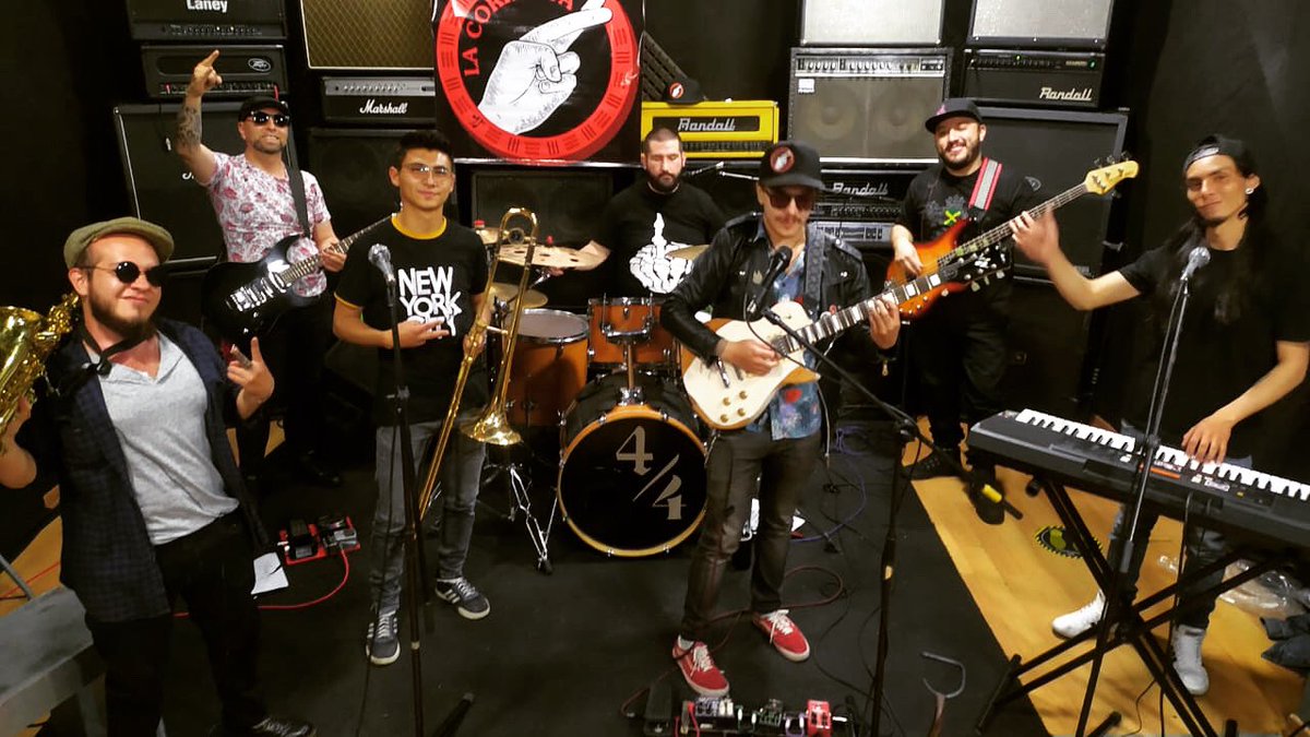 Retomando por fin después de 8 meses sin tocar en vivo, ni vernos para ensayar, solo viéndonos a través de zoom
Volvemos con nuevos integrantes, música nueva y un par de grabaciones que saldrán pronto. #LaCorrupta #LaBandaMasCo