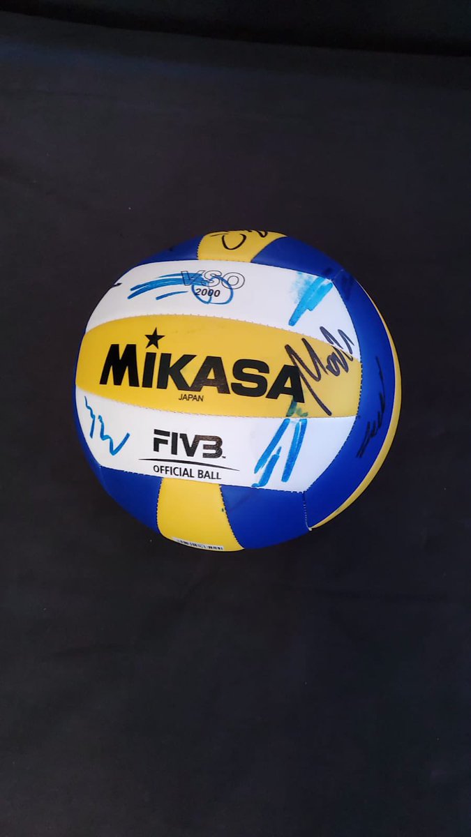 Pozostajemy w temacie siatkówki. Tym razem piłka Bot Skry Bełchatów z autografami 🏐
Zwycięzca wpłaca pieniądze na konto <a href="/SociosWisla/">Socios Wisła Kraków</a> z dopiskiem „Darowizna na budowę pomnika Reymana”.
Kończymy dzisiaj o 22:00. Licytujecie pod tym tweetem. 
Powodzenia 😀