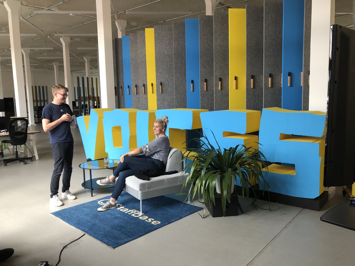 StaffbaseDACH's tweet photo. Gleich wird die VOICES Konferenz #InterneKommunikation eingeläutet! 📣 Wir sind schon ganz gespannt auf den Input. Noch mehr freuen wir uns aber auf die Reaktionen der #StaffbaseCommunity. Taggt uns auf @twitter & @LinkedIn und benutzt den offiziellen Hashtag #VCS20! 👨💻 👩💻 https://t.co/j6XUxQk4bf
