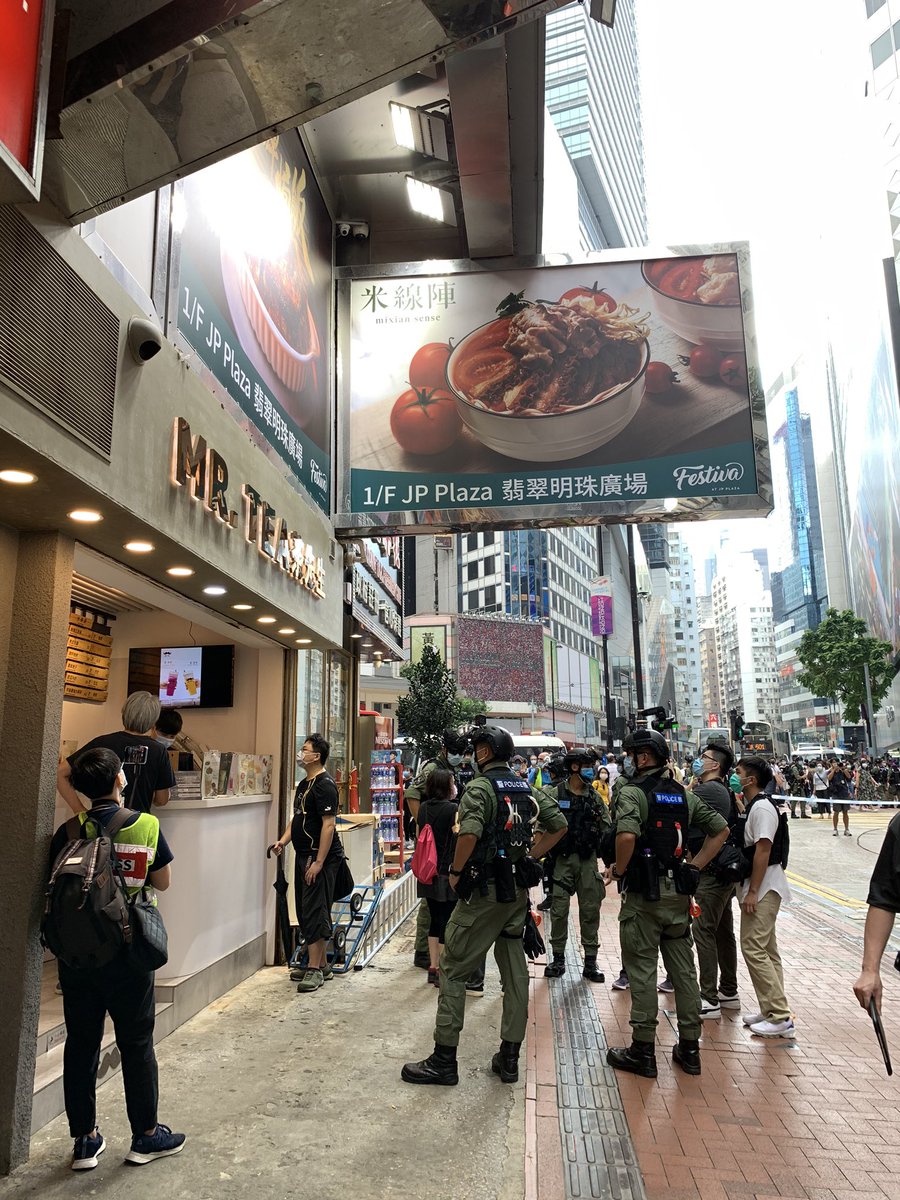 Seems Hong Kong Police have a particular distaste for bubble tea. Now they're harassing an uncle inside Mr Tea.What would the  #MilkTeaAlliance say about this