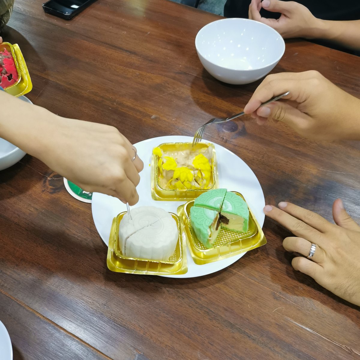 BitOrb_official's tweet photo. Celebrating Mid-Autumn Festival with ice cream and jelly mooncakes!
Flavours that we tried:
🔹Durian & Chocolate
🔹Raspberry
🔹Hazelnut Chocolate
🔹Pistachio Cream
🔹Cendol
Which flavour would you try?
#BitOrb #BitOrblife #mooncake #midautumnfestival #mooncakefestival https://t.co/jDmjujmkQK