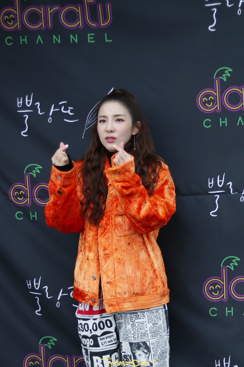 TreasureDARA's tweet photo. 행복하고 즐거운 추석 보내세요!!!^^🧡💛🐰@krungy21 https://t.co/jtVJGr1cuP